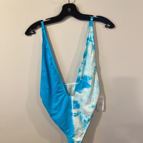 Dippin' Daisy's Euphoria High Cut Low V Neck One-Piece - Crystal Tie Dye Size XL - Picture 2 of 8